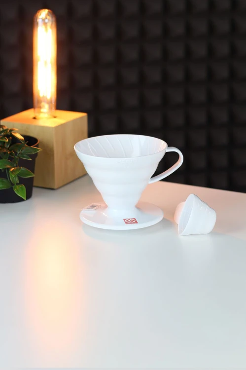Plastikowy Dripper z miarką Hario V60-02 - Biały