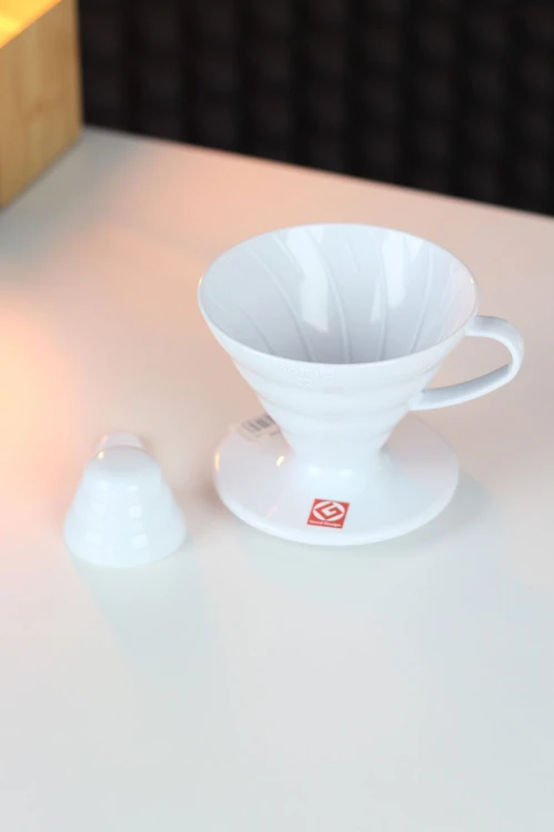 Plastikowy Dripper z miarką Hario V60-02 - Biały