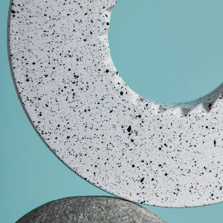 ORIGAMI - Podstawka pod dripper z tworzywa sztucznego i żywicy - biała nakrapiana ze słojami