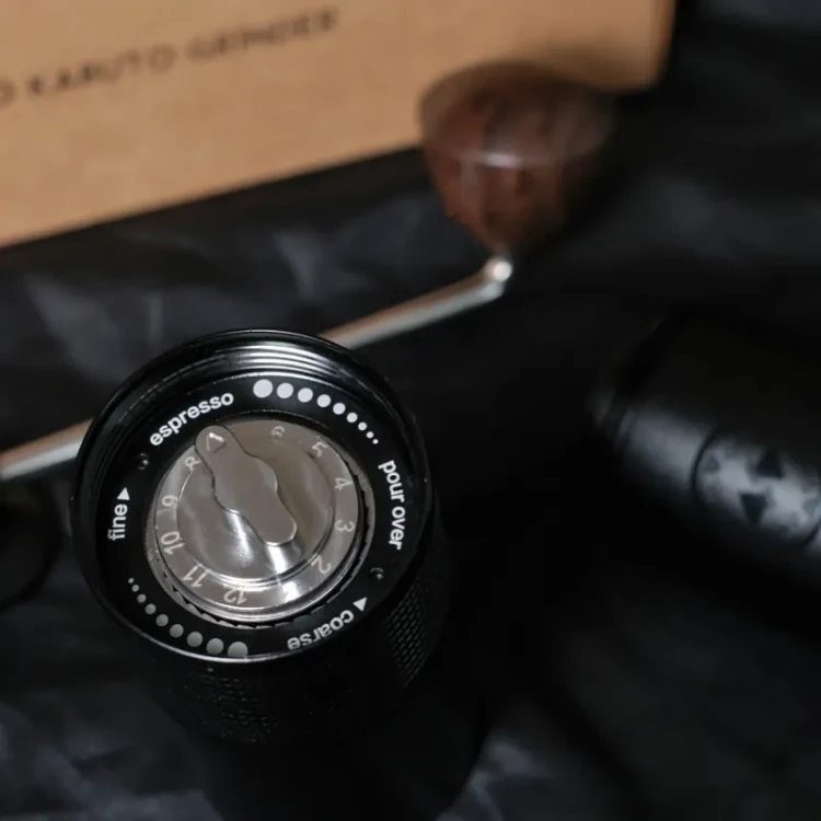 Młynek do kawy Kabuto Hario - Czarny
